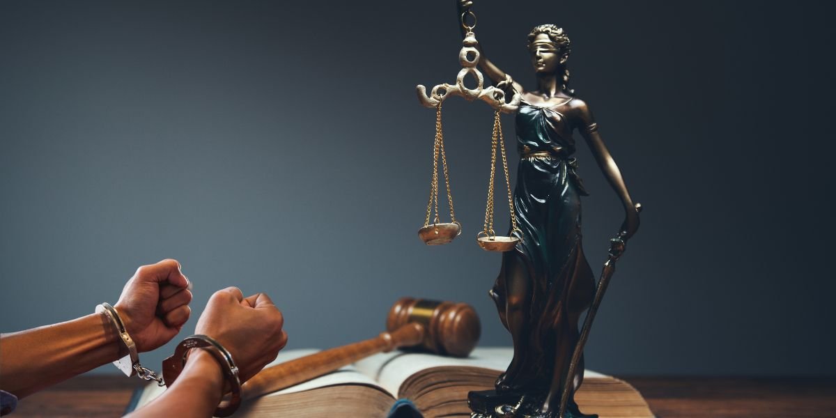 Abogados asesorando sobre defensa penal económica